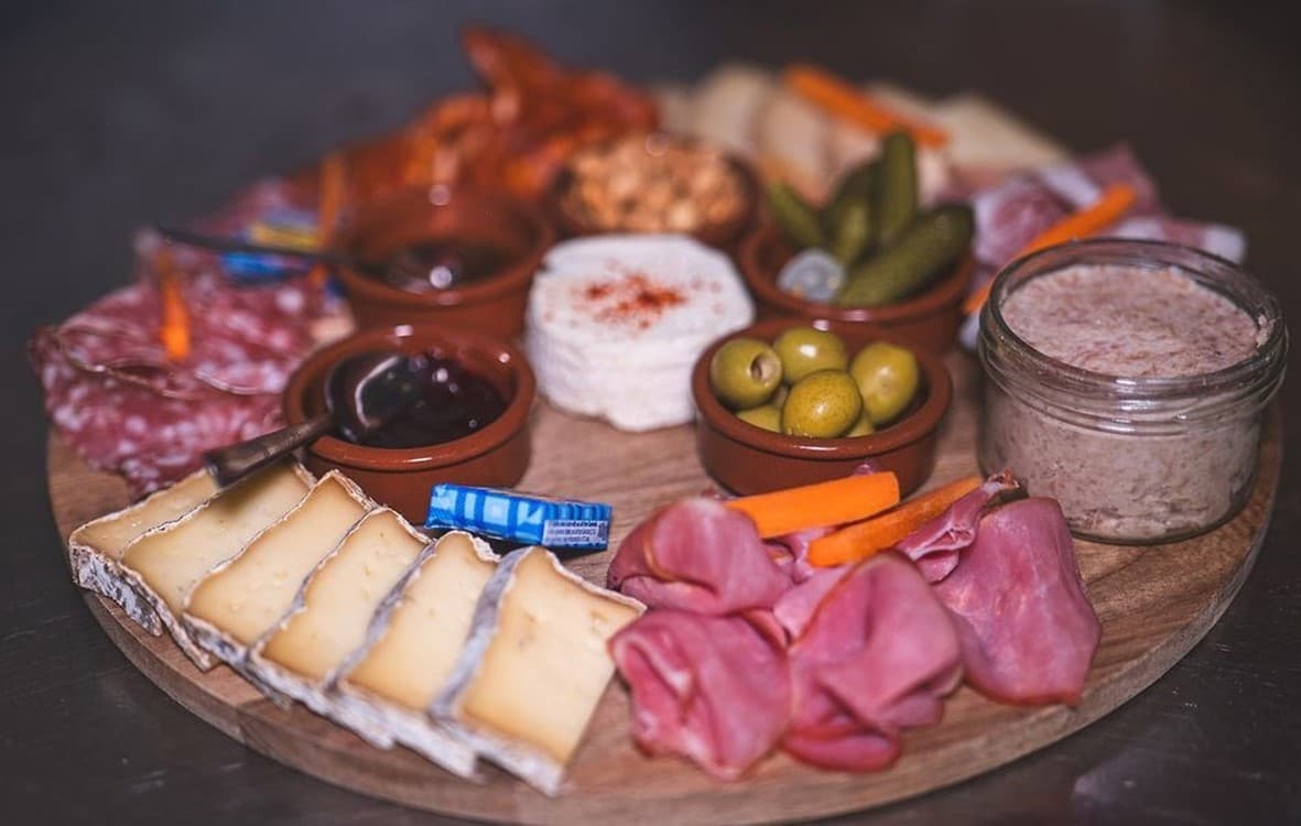 Planche de charcuterie, fromages et cornichons