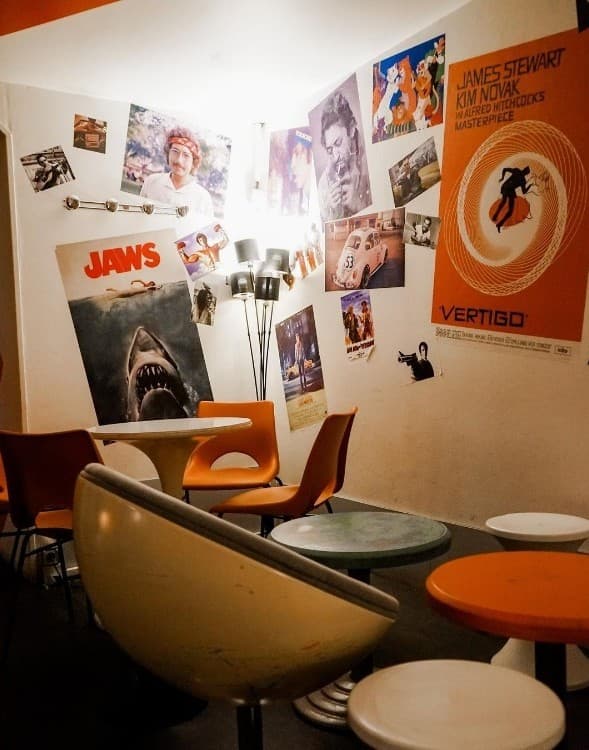 Coin cinéma tapissé d affiches de films cultes