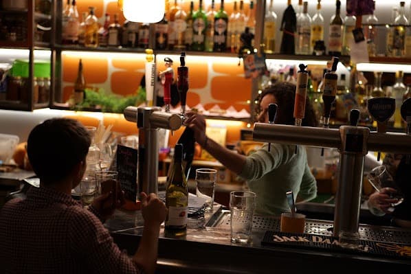 Comptoir et tireuses du bar en soirée