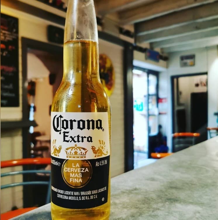 Bière fraîche servie au comptoir