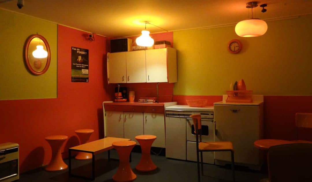 Cuisine vintage orange et jaune de La Maison Café