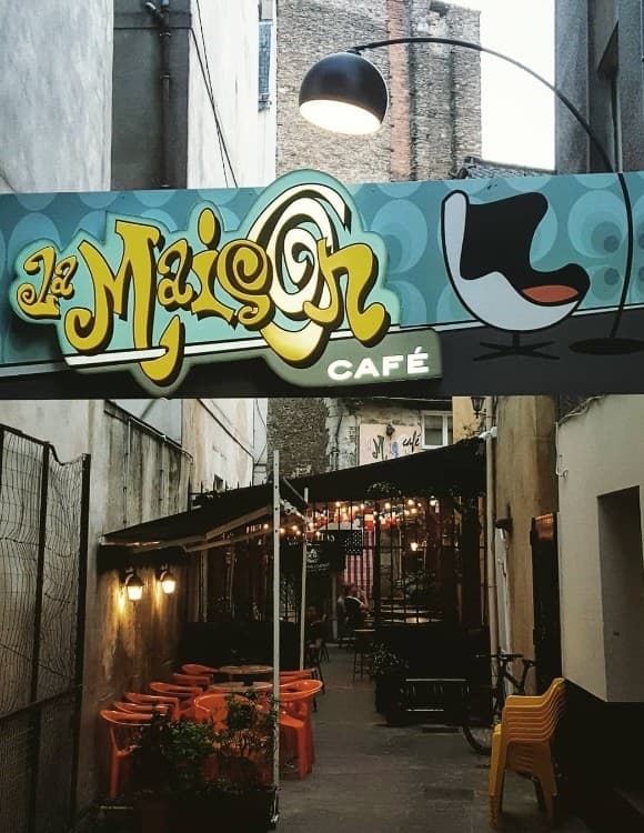 Devanture et ruelle terrasse de La Maison Café