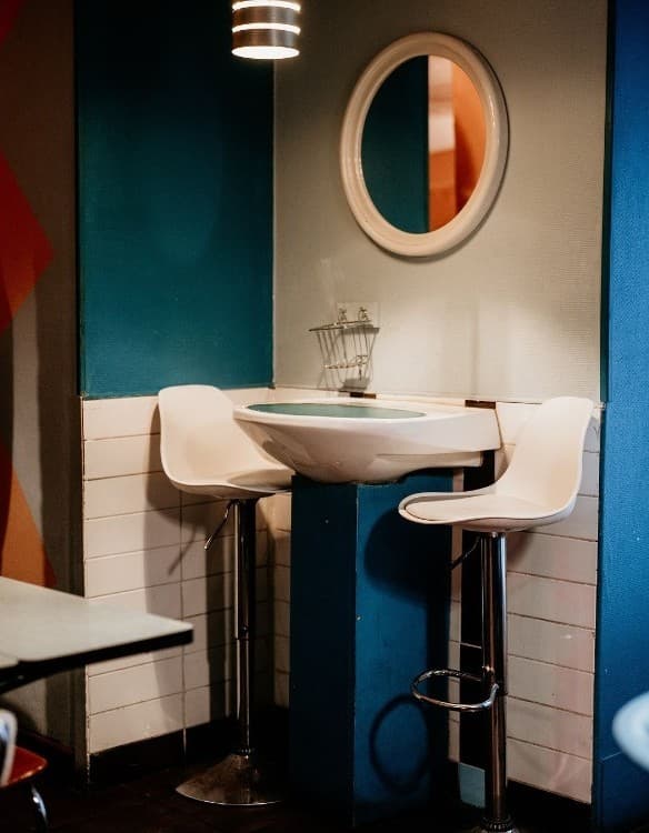 Lavabo rétro transformé en table haute, La Maison Café