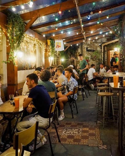 Terrasse animée sous les guirlandes lumineuses