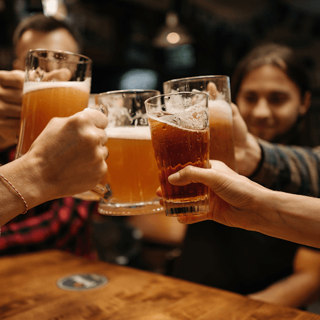 Verres de bière levés entre amis